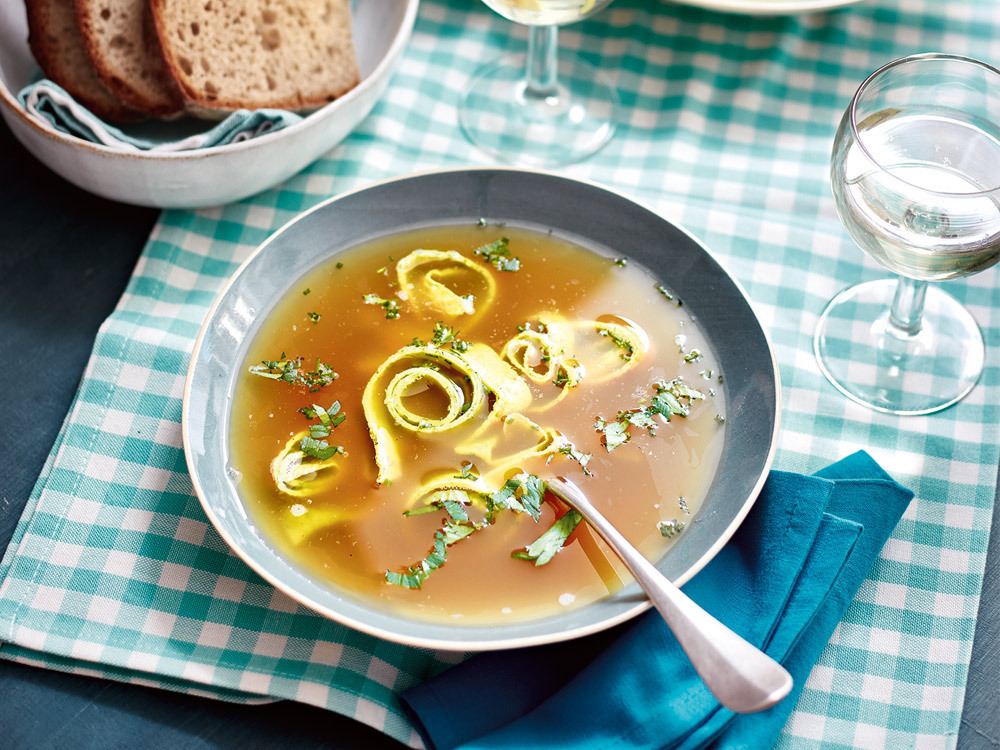 Klare Suppe mit Pfannkuchen-Flädle | Schrot&amp;Korn