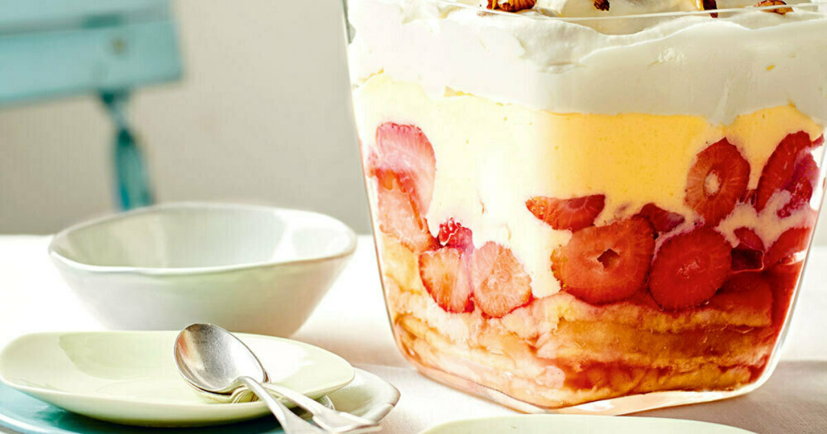 Erdbeer-Trifle mit Sahne und Dinkelwaffeln | Schrot&amp;Korn