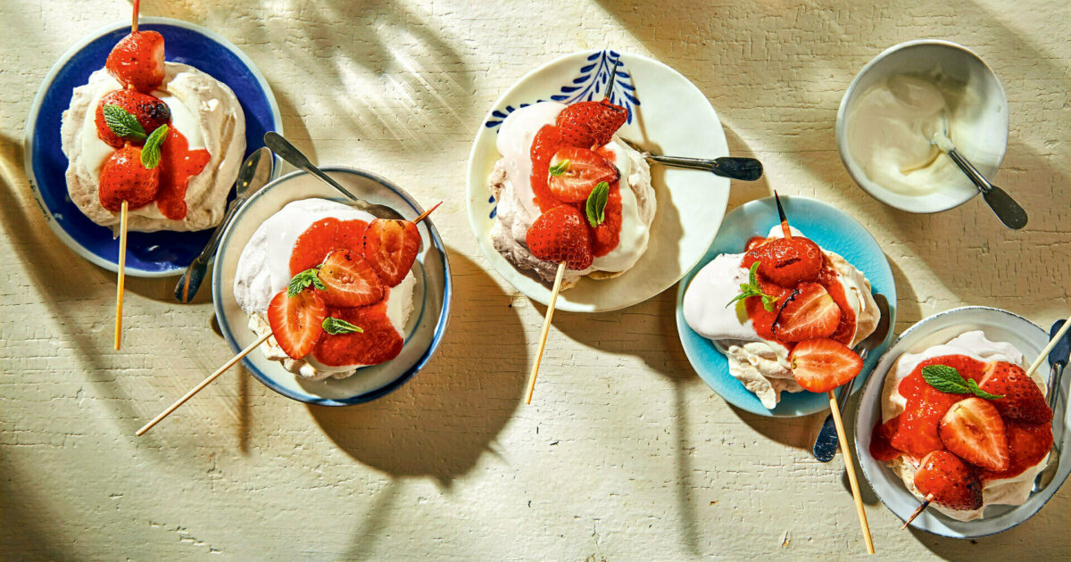 Mini-Baisers mit Grill-Erdbeeren 🍰😍 | Schrot&amp;Korn