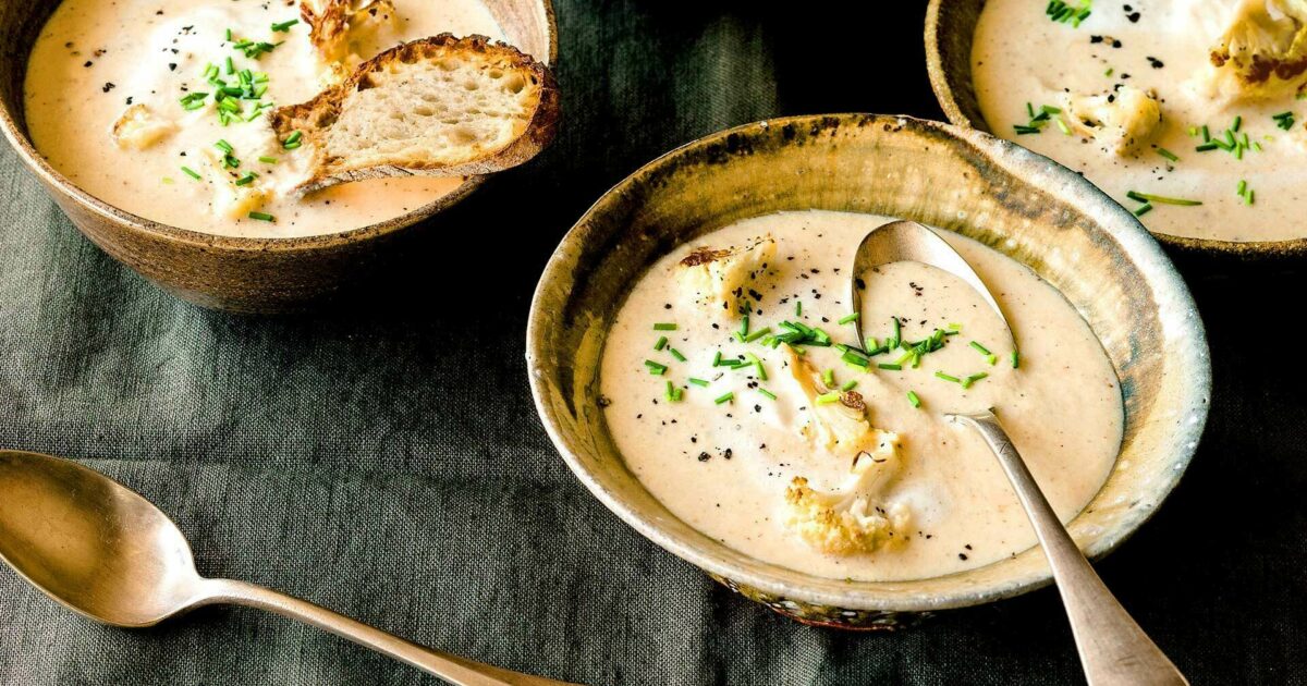 Blumenkohlsuppe mit veganem Käse | Schrot&amp;Korn