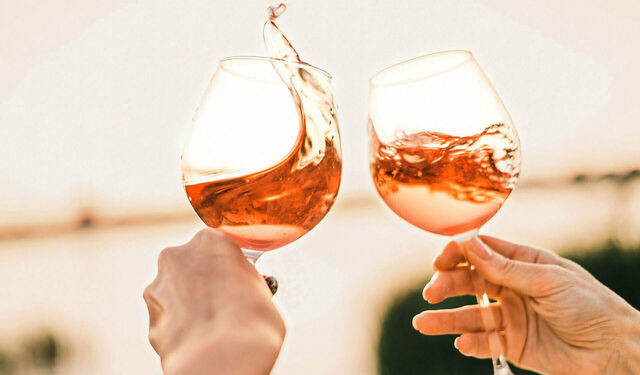 Rosé-Wein in zwei Gläsern