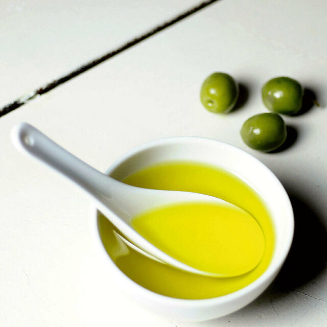 Olivenöl in einer Porzellanschale