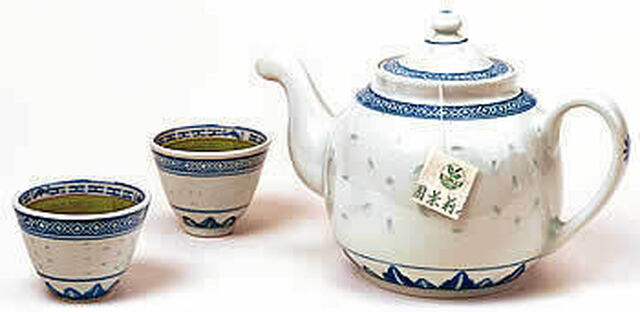 2 japanische Teetassen und eine Teekanne