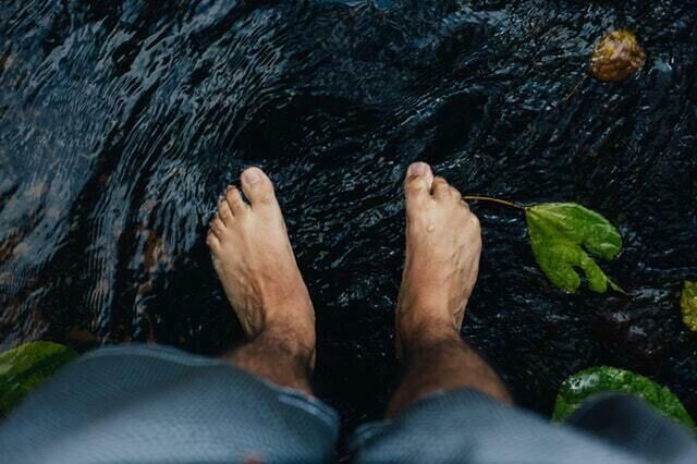 Nackte Füße in einem natürlichen Gewässer