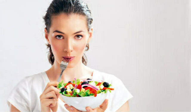 Orthorexie, Frau isst Salat (Foto: Fotolia.com)