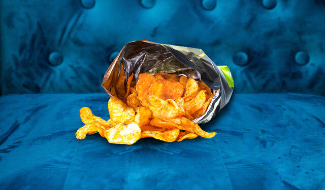 Chips auf blauem Sofa
