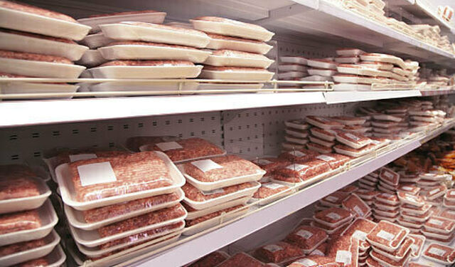 Ein Kühlregal im Supermarkt mit vielen Fleischpackungen