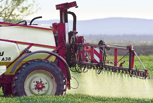 Pestizidspritze verteilt Pestizide auf dem Feld