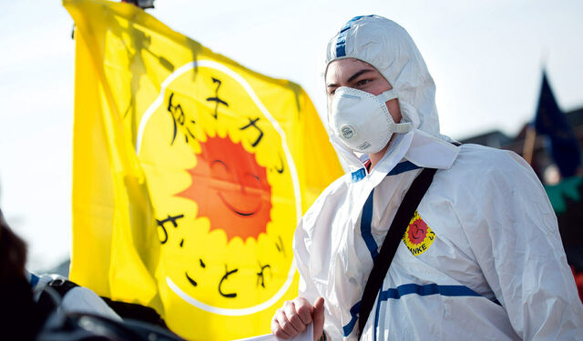 Demonstrant mit Anti-Atomkraft-Fahne