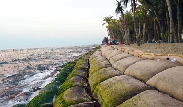 Mit Sandsäcken befestigter Strand in Vietnam