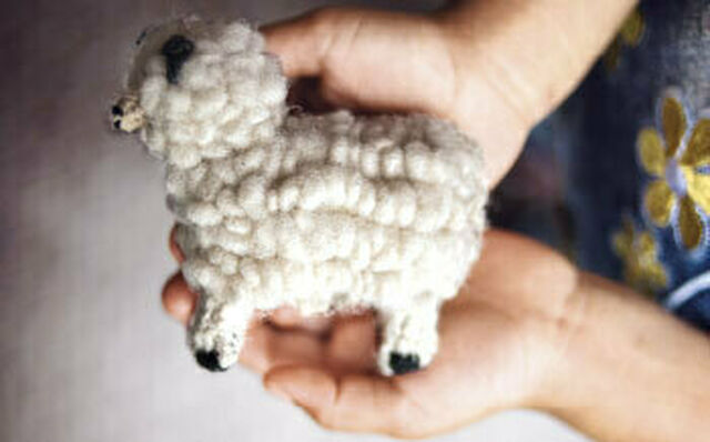 Ein gestricktes Schaf aus Wolle