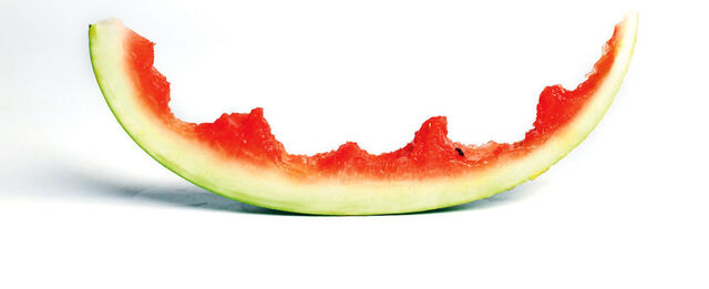 ein Stück angebissene Wassermelone