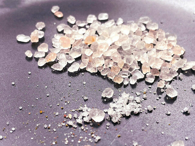 Eine Prise Himalaya-Salz auf einem Tisch