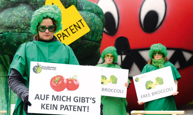 Demonstrantin hält Plakat mit Aufschrift "Auf mich gibt's kein Patent!"