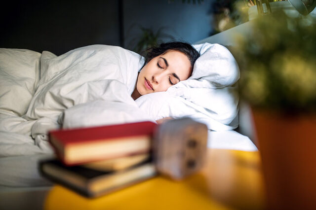 Eine Frau liegt im Bett und schläft friedlich
