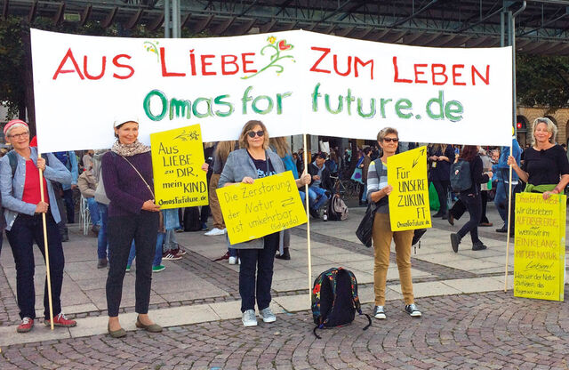 Fünf Frauen halten auf einer Demo ein Banner mit der Aufschrift "Aus Liebe zum Leben - Omasforfuture.de" hoch