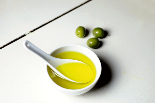 Olivenöl in einer kleinen Porzellan-Schale