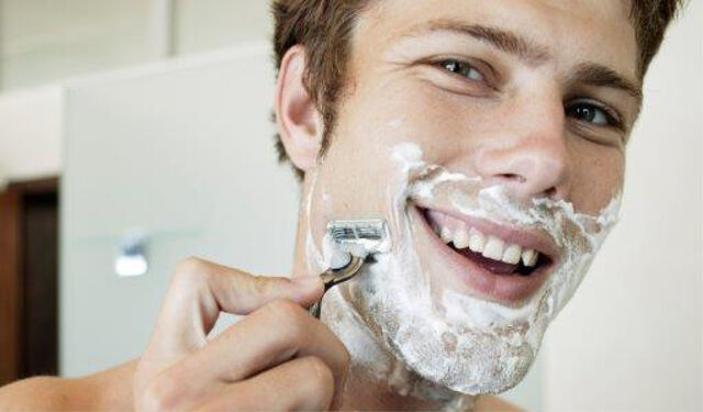 Ein Mann rasiert sich gerade nass