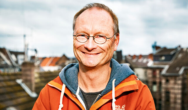 Sven Plöger in orangener Jacke