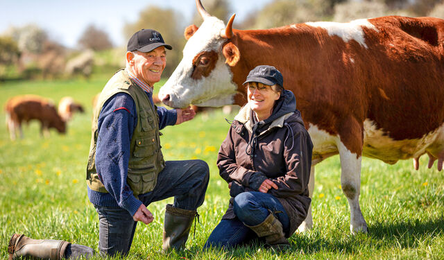 Landwirte Ernst Maier und Tochter Annette bei ihren Rindern auf der Weide