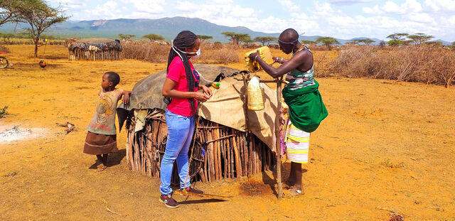 In Kenia wird mit einem Kanister eine Händewaschmöglichkeit improvisiert