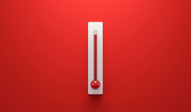 Thermometer mit Höchsttemperaturen vor rotem Hintergrund