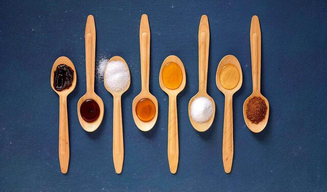 Zuckerersatz: Honig, Xylith, Erythrit, Agavendicksaft auf Löffeln