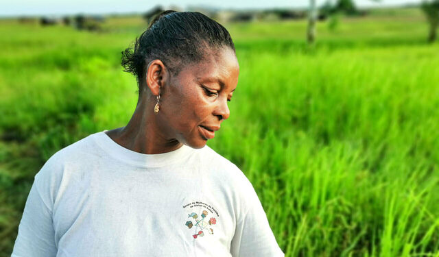 Eine Frau im Reisfeld in Mosambik