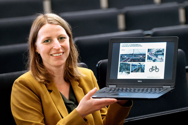 Radfahr-Professorin Jana Kühl zeigt auf dem Bildschirm, woran sie forscht.