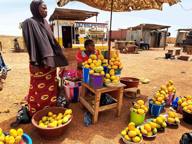 Frauen verkaufen am Straßenrand Mangos