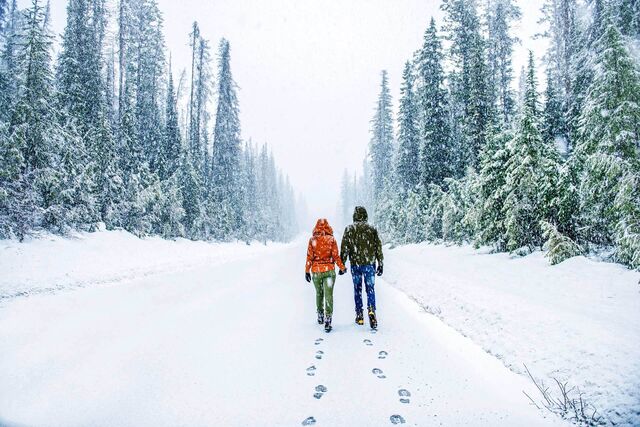 Zwei Menschen gehen im Schnee spazieren