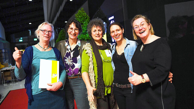 Elke Röder, Geschäftsführerin vom Bundesverband Naturkost Naturwaren posiert mit Siegern der Leserwahl.