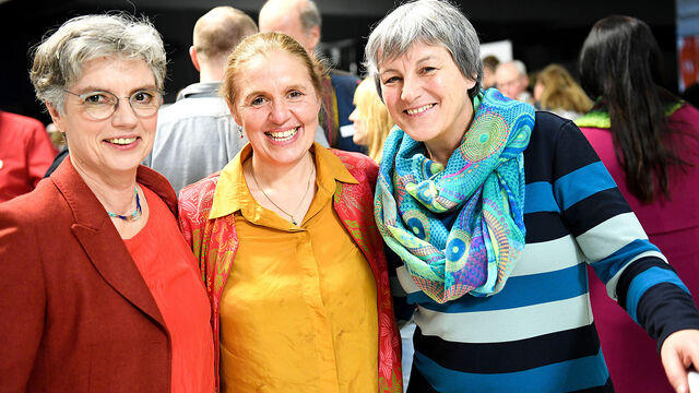 Sabine Kauffmann und zwei Teilnehmerinnen posieren nach der Gala.
