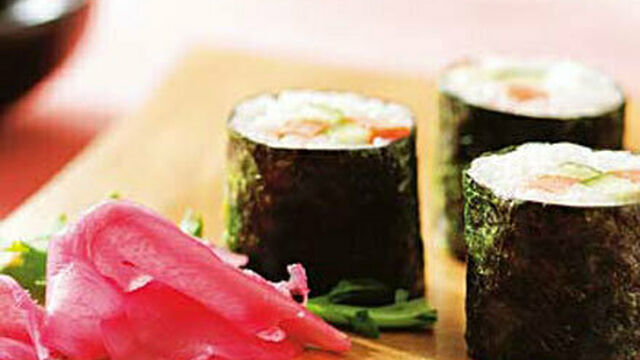 Hosomaki-Sushi mit zwei Würzen
