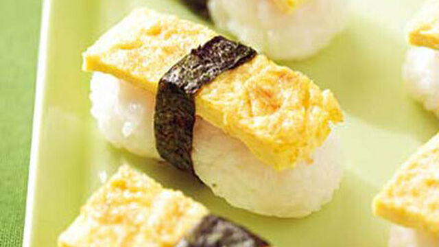 Nigiri sushi mit omelette
