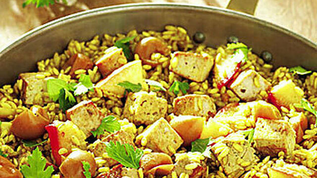 Curry-Reispfanne mit Nektarinen und Mirabellen