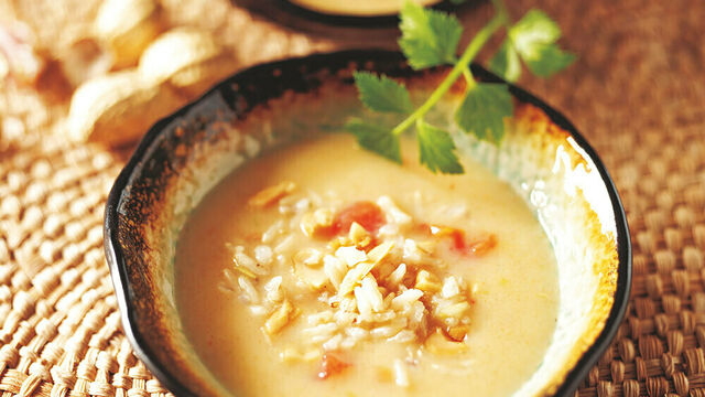 Erdnuss-Suppe mit Reis