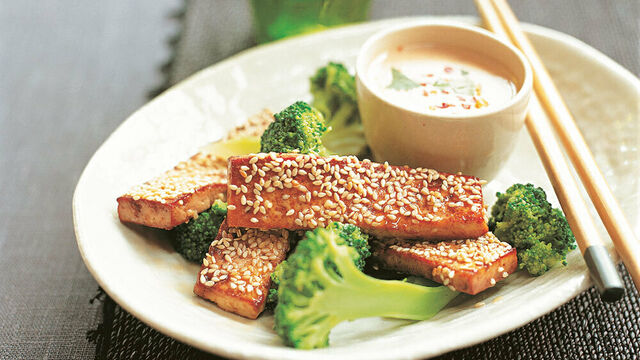 Sesam-Tofu mit Satésoße und Brokkoli