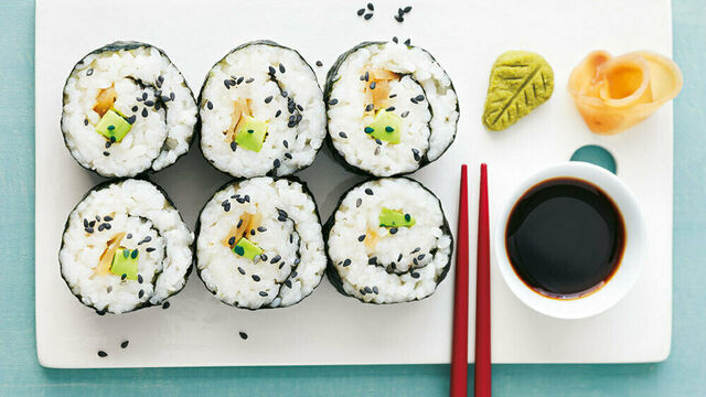 Maki-Sushi mit Avocado und Rettich