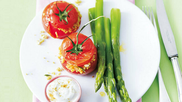Couscous-Ofen- Tomaten an Spargel