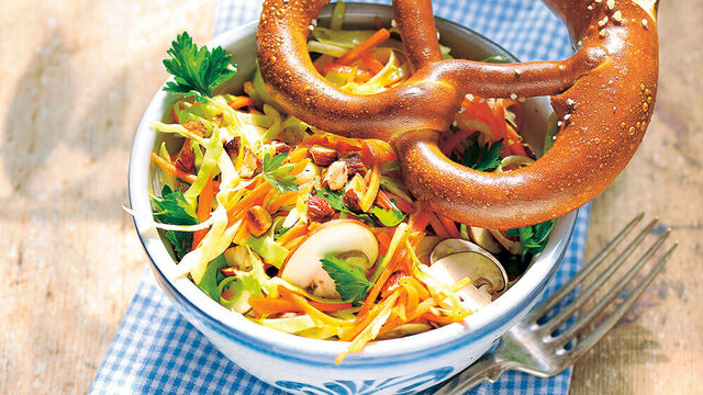 Spitzkohl-Champignon-Salat mit Salzmandeln