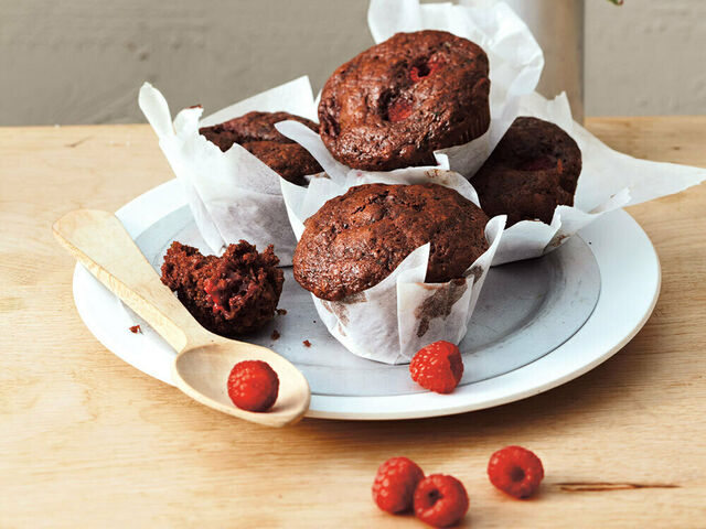 Kakao-Zucchini-Muffins mit Himbeeren