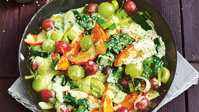 Gebratenes Gemüse mit Trauben und Spinat