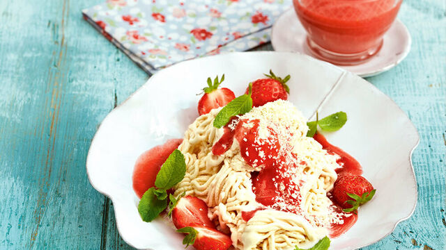 Spaghetti-Eis mit Erdbeersoße