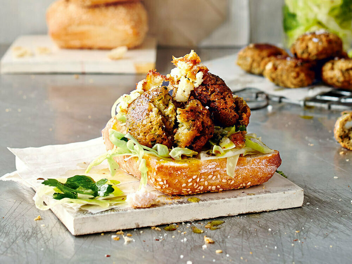 Sesambrötchen mit Falafel und Spitzkohl | Schrot&amp;Korn