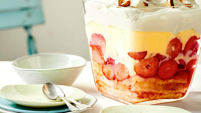 Erdbeer-Trifle mit Sahne und Dinkelwaffeln