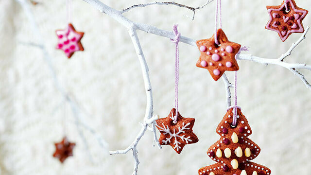 Lebkuchen-Weihnachtsbaum und Lebkuchen-Sterne
