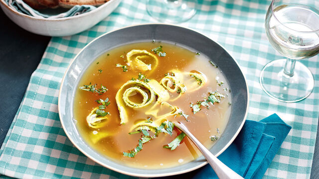 Klare Suppe mit Pfannkuchen-Flädle