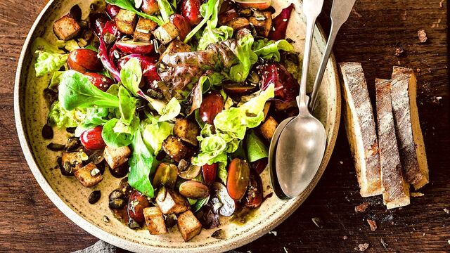 Salat mit Tofu und Trauben