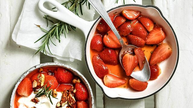 Warme Erdbeeren mit Joghurt